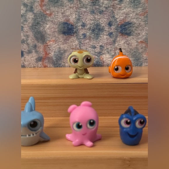 Disney Doorables Finding Nemo Lot of 6 Series 4 SQUIRT BRUCE PEARL HANK - Picture 6 of 13